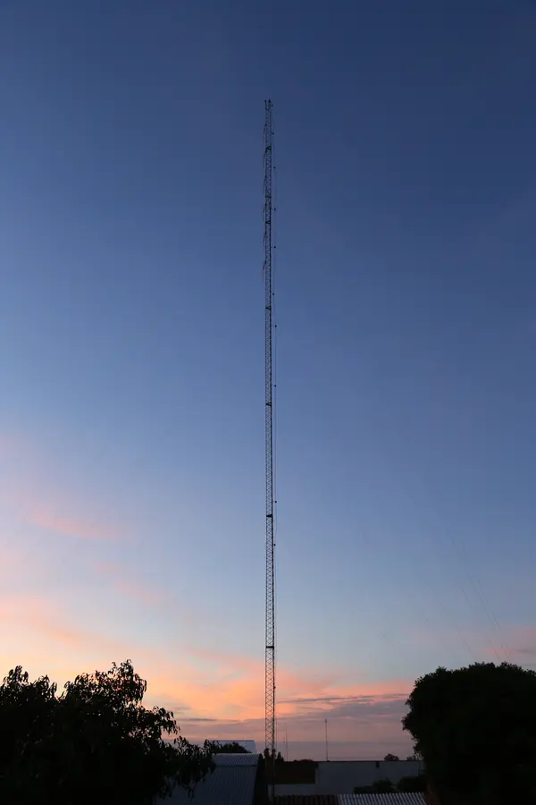 Torre de transmisión al atardecer