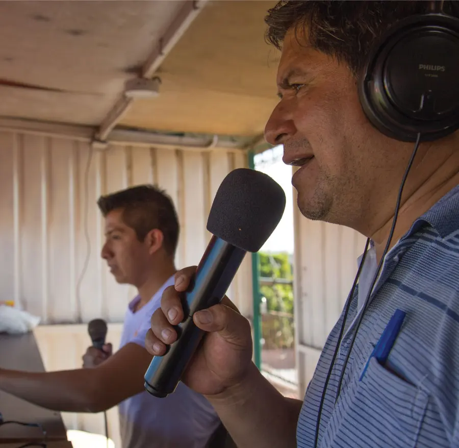 Equipo de la radio transmitiendo